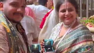 ठाकुर बांकेबिहारी के सामने एक दूसरे को पहनाने के लिए अंगूठियां दिखाते युवक-युवती।