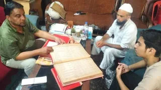 पूर्वजों के निकाह का रिकार्ड लोगों को दिखाते फहीम शाहनवाज । जागरण