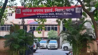 दो बुकलेट की तीन जगह से कटी मिली सील