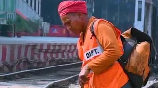 रेल पटरियों की जांच करता पेट्रोलमैन। साभार: डीआरएम एक्स हैंडल