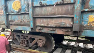 मालगाड़ी के दो पहिए पटरी से उतर गए