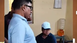 बंगाल पुलिस की गिरफ्त में कुख्यात सोना चोर हसन चिकना (टोपी में)।