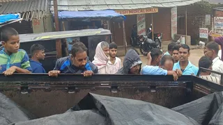 ट्रैकर में पड़े दोनों शवों को देखते लोग। (फोटो जागरण)