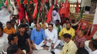 Jamui Marwa Pahar Case Opposition Protest: जमुई के कचहरी चौक पर मड़वा कांड के विरोध में धरना देते विपक्षी कार्यकर्ता।