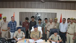 कासगंज में युवती की हत्या मामले में पर्दाफाश करते एसपी ओपी सिंह। पीछे खड़े हत्यारोपी।