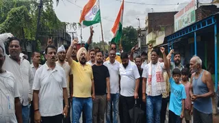 बंद के दौरान प्रदर्शन करते कतरास संघर्ष मोर्चा के लोग। (फोटो जागरण)
