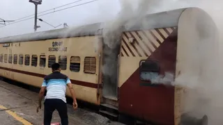 शॉर्ट सर्किट से पैसेंजर ट्रेन के आखिरी डिब्बे में लगी आग, कोडरमा स्टेशन पर मची अफरा-तफरी