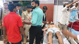 सैफई पीजीआई में भर्ती घायल युवक।