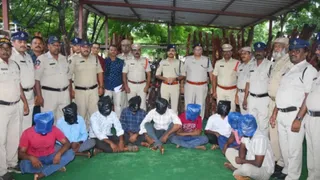 आंध्र प्रदेश में लाल चंदन तस्कर गिरोह का भंडाफोड़।