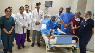 महिला के साथ प्रोफेसर पुलक शर्मा और पूरी सर्जरी टीम