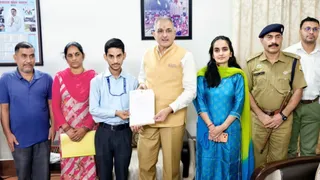 राज्यपाल कविन्द्र गुप्ता से सम्मान प्राप्त करते सर्वेश शर्मा व उनके माता-पिता। साथ में उपायुक्त गंधर्व राठौड़ व एसपी बलबीर सिंह।