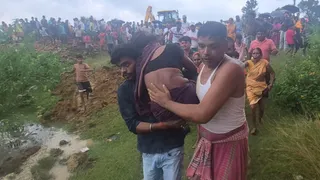 Jamui Simultala Old Community Building Collapse: सिमुलतला में भरभराकर गिरा जर्जर सामुदायिक भवन।