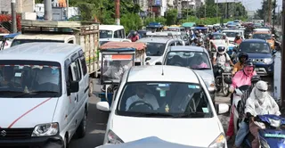 गुमटी क्रासिंग के पास जीटी रोड पर लगे जाम में फंसे वाहन। जागरण