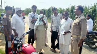 महिला से घटना के बारे में जानकारी लेती पुलिस