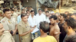 सराय तरीन में लोगों से जानकारी करते सीओ कुलदीप सिंह।