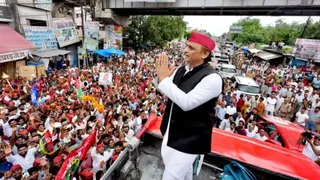 बछरावां में लोगों का अभिवादन करते सपा प्रमुख अखिलेश यादव।