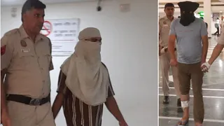 साकेत कोर्ट में पेश करने के लिए आरोपित मुकेश (बाएं) एवं एनकाउंटर में घायल आसिफ को ले जाती पुलिस। जागरण