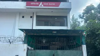 मेरठ के मंगल पांडे नगर स्थित एक्सिस बैंक की शाखा।