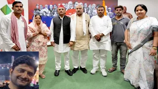 लखनऊ में पूर्व मुख्यमंत्री अखिलेश यादव से रूस की जेल में बंद बेटे की वतन वापसी को मदद का आग्रह करतीं अनीता और इंसेट में यश का फाइल फाेटो।.सौ.स्वयं