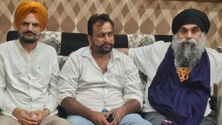पठानकोट पहुंचे सिद्धू मूसेवाला के पिता। फोटो जागरण