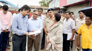 महाप्रबंधक डिम्पी गर्ग ने रेलखंड के विभिन्न स्टेशनों और दोहरीकरण कार्य का निरीक्षण किया।