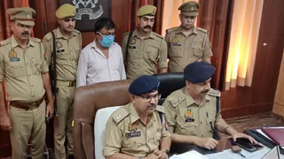 धामपुर में प्रेसवार्ता में जानकारी देते एएसपी पूर्वी एके श्रीवास्तव।