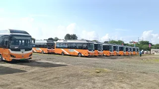 मुख्यमंत्री सुगम परिवहन सेवा के शुभारंभ से पहले भोपाल के दशहरा मैदान में खड़ी बसें, मुख्यमंत्री यहीं से दिखाएंगे हरी झंडी। (फोटो- जागरण)