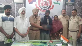 परिवार को बच्ची सौंपते हुए पुलिस अधिकारी।