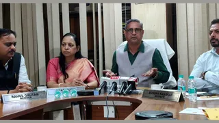 कश्मीरी गेट स्थित डीसीपीसीआर मुख्यालय में आयोजित कार्यक्रम के दौरान बाल सुरक्षा से जुड़ी योजनाओं और शिकायतों पर जानकारी देते आयोग के अध्यक्ष डाॅ. ओपी व्यास और सदस्य स्वाति गुप्ता, कुंदन कांस्कर और राहुल गौतम। जागरण