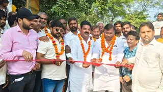 विधासनसभा क्षेत्र जलेसर में विधायक संजीव दिवाकर व अन्य विकास कार्यों का फीता काटकर शिलान्यास करते हुए। जागरण