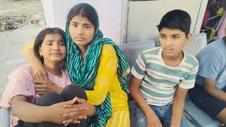 एटा: अवागढ़ थाने में मौजूद मृतका प्रियंका के बच्चे। जागरण