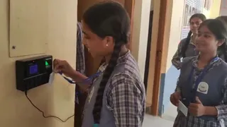 फरीदाबाद के सेक्टर-10 स्थित राजकीय वरिष्ठ माध्यमिक स्कूल में विद्यार्थियों के लिए बायोमेट्रिक पंचिंग सिस्टम और स्मार्ट आई कार्ड की सुविधा शुरू की गई है। जागरण
