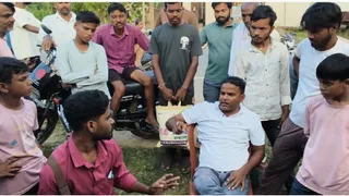 दलेली गांव में माइक्रो फाइनेंस कर्मियों को ग्रामीणों ने रोका। जागरण