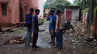 जानकारी देते हुए स्वजन। जागरण