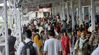 मां वैष्णो देवी के दिव्य दर्शनों के लिए भवन पर मौजूद श्रद्धालु। फोटो: जागरण