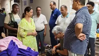 मानगो मेयर सुधा गुप्ता पहुंची एमजीएम अस्पताल, परिजनों से शोक संवेदना व्यक्त की।