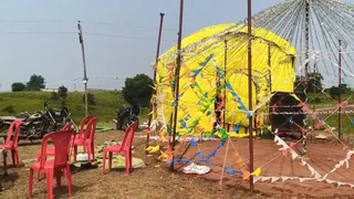 गणेश पंडाल में विवाद के बाद मची अफरा-तफरी।