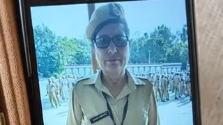 पूर्वी दिल्ली के खजूरी फ्लाईओवर के पास एक दर्दनाक हादसे में महिला होमगार्ड सुनीता की मौत से परिवार में शोक व्याप्त। फाइल फोटो