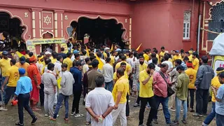 मिथिला विश्वविद्यालय परिसर में प्रदर्शन करते छात्र।