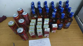 बड़कागांव के मुखिया की बहू के पास से मिली शराब। फोटो सौ. उत्पाद विभाग