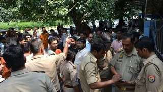यमुना एक्सप्रेसवे पर बस में लगी आग में जले मृतकों की पहचान करने नोएडा सेक्टर-94 स्थित पोस्टमार्टम हाउस पहुंचे स्वजन और मौजूद पुलिस। जागरण
