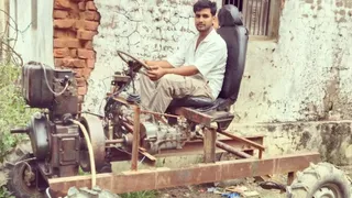 कबाड़ से तैयार ट्रैक्टर के साथ ऋषिपाल।