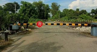 जब तक खुला रहेगा फाटक, तब तक ट्रेनों के लिए लगा रहेगा लाल झंडा। जागरण