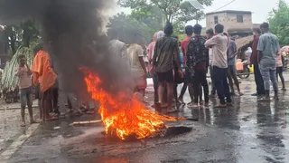 शव सड़क पर रख ग्रामीणों ने की आगजनी