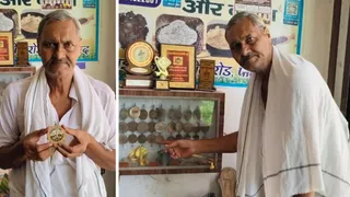 भाला फेंक में मिले पदकों को दिखाते हुए खिलाड़ी सरनाम सिंह गुर्जर।