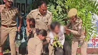 महिला को रोकने का प्रयास करते पुलिसकर्मी l वीडियो ग्रैब