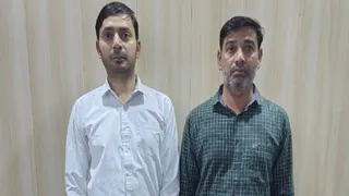 आरोपित अधिकारी सुधाकर एवं कर्मचारी सद्दाम।