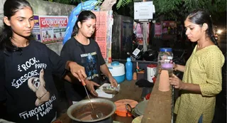 विश्वविद्यालय मुख्य द्वार के सामने चाय का स्टाल संभालती तीन बहनें। बीच में बड़ी बहन वर्तिका बाएं वंदिता व सामने छोटी बहन अवंतिका। जागरण