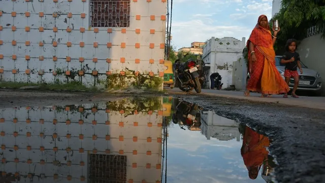 सीवर जाम और व्यवस्था चोक: स्मार्ट सिटी काशी में सड़क का हाल बेहाल, करोड़ों बजट के बाद भी जलभराव की समस्या बरकरार
