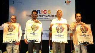 एनएसडी में ब्रिक्स थिएटर फेस्टिवल का पोस्टर लांच करते संस्कृति मंत्रालय के सचिव विवेक अग्रवाल (दाएं से दूसरे), एनएसडी के निदेशक चितरंजन त्रिपाठी(दाएं) व अन्य। जागरण
